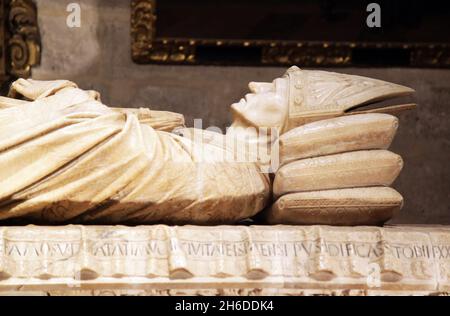 Grab von Kardinal Sir Juan de Cervantes, erbaut in Alabaster von Lorenzo Mercadante de Bretana zwischen 1453 und 1458. Stockfoto