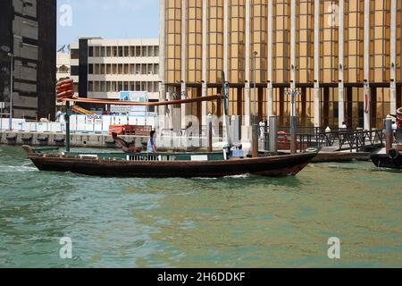 Traditionelles Schiff und Verkleidung der Emirates Bank in Dubai Creek, Vereinigte Arabische Emirate, Dubai Stockfoto