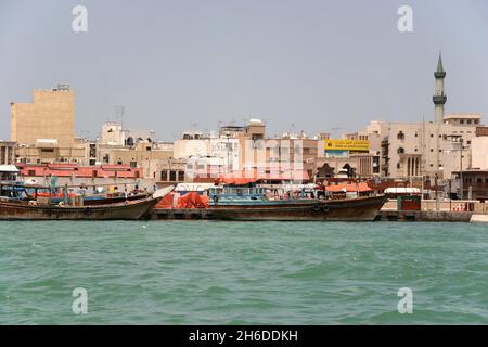 Schiffe auf dem Dubai Creek vor der historischen Altstadt, Vereinigte Arabische Emirate, Dubai Stockfoto