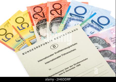 Internationaler Führerschein mit australischen Dollar Stockfoto