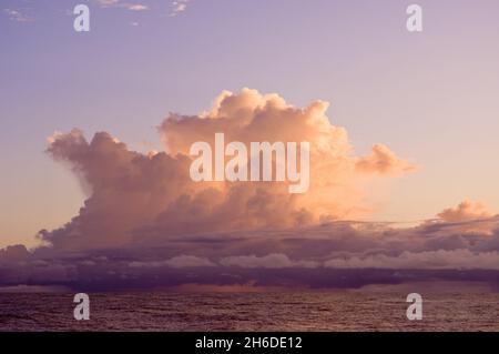 Sonnenuntergangswolken vor Atiu Island, Cook Islands, Atiu Stockfoto