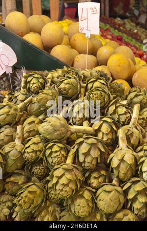 Artischockendistel, Cardoon (Cynara cardunculus, Cynara scolymus), Artischocken auf einem Gemüsestände auf dem Carmel-Markt in Israel, Tel Aviv Stockfoto