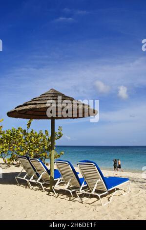 Grand Anse Beach mit Sonnenschirm und Liegestühlen, Grenada, Windward Island Stockfoto