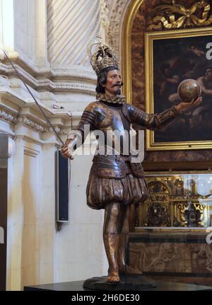 Skulptur des Heiligen Ferdinand (1671) vom Bildhauer Pedro Roldán (1624-1699) die Hauptsakristei der Kathedrale von Sevilla.Roldán war ein barocker Bildhauer aus Sevilla. Stockfoto