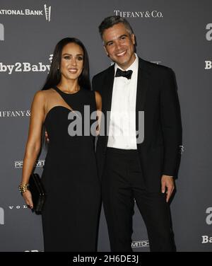 WEST HOLLYWOOD, KALIFORNIEN - 13. NOVEMBER: Jessica Alba und Cash Warren nehmen an der 10-jährigen Baby2Baby Gala Teil, die Paul Mitchell am 13. November 2021 im Pacific Design Center in West Hollywood, Kalifornien, moderiert hat. Foto: Crash/imageSPACE/MediaPunch Stockfoto