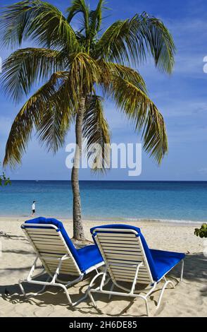 Strandliegen am Grand Anse Beach, Grenada, Windward Island Stockfoto