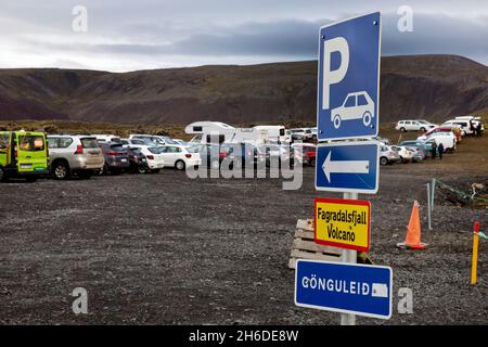 Parkplatz am Vulkan mit vielen Autos, Island, Reykjanes Peninsula, Fagradalsfjall Stockfoto