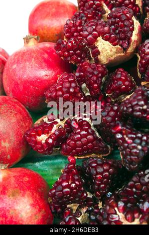 Granatapfel, Anar (Punica granatum), geschlossene und gebrochene Granatäpfel auf dem Karmel-Markt, Israel, Tel Aviv Stockfoto