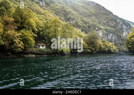 Blick auf den Matka-See im Matka-Canyon in Matka, 10/17/2021. Copyright: Florian Gaertner/photothek.de Stockfoto