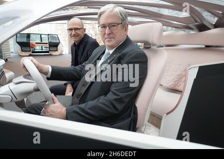 Potsdam, Deutschland. November 2021. Brandenburgs Wirtschaftsminister Jörg Steinbach (r, SPD) besucht das Volkswagen Design Center und nimmt in einer Designstudie neben VW-Chefdesigner Klaus Zyciora Platz. Das 2005 eröffnete Volkswagen Design Center am Tiefen See ist nach der Restrukturierung die weltweit größte Werkstatt des Konzerns für die Zukunft. Wissenschaftler arbeiten hier an der Entwicklung von selbstfahrenden Autos. Quelle: Jörg Carstensen/dpa/Alamy Live News Stockfoto