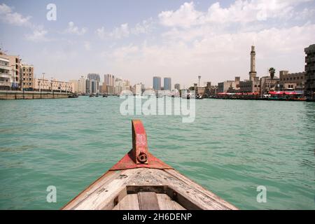 Blick auf die Altstadt und die Neustadt von einem Boot auf dem Dubai Creek, Vereinigte Arabische Emirate, Dubai Stockfoto