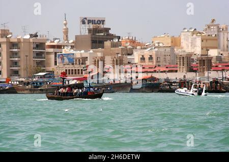 Schiffe auf dem Dubai Creek vor der historischen Altstadt, Vereinigte Arabische Emirate, Dubai Stockfoto