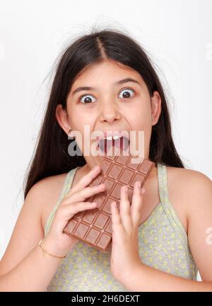 Molliges Mädchen mit einer Tafel Schokolade Stockfoto