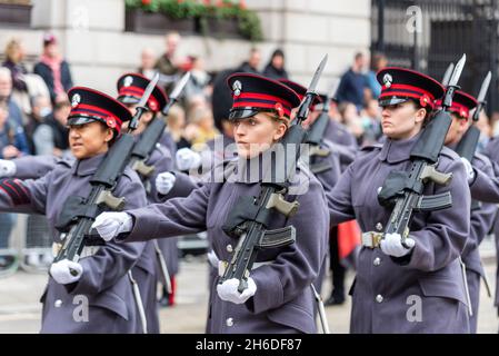 Die ehrenwerten Soldaten der Artillery Company bei der Lord Mayor's Show, Parade, Prozession entlang Geflügel, Mansion House, London, Großbritannien. Frauen Stockfoto