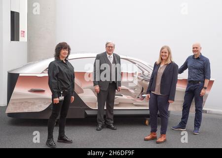 Potsdam, Deutschland. November 2021. Brandenburgs Wirtschaftsminister Jörg Steinbach (2. V.l., SPD) und die Designer Ulrike Müller (l.), Nanna Nietiedt und Peter Wouda stehen vor einer Designstudie im Volkswagen Design Center. Das 2005 eröffnete Volkswagen Design Center am Tiefen See ist nach der Restrukturierung die weltweit größte Werkstatt des Konzerns für die Zukunft. Wissenschaftler arbeiten hier an der Entwicklung von selbstfahrenden Autos. Quelle: Jörg Carstensen/dpa/Alamy Live News Stockfoto