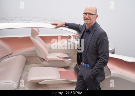 Potsdam, Deutschland. November 2021. VW-Chefdesigner Klaus Zyciora steht vor einer Autostudie im Volkswagen Design Center. Das 2005 eröffnete Volkswagen Design Center am Tiefen See ist nach einer Umstrukturierung die weltweit größte Werkstatt des Konzerns für die Zukunft. Wissenschaftler arbeiten hier an der Entwicklung von selbstfahrenden Autos. Quelle: Jörg Carstensen/dpa/Alamy Live News Stockfoto