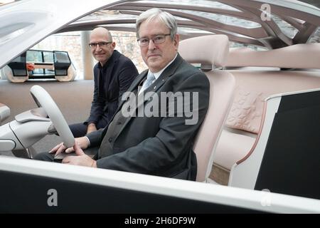 Potsdam, Deutschland. November 2021. Brandenburgs Wirtschaftsminister Jörg Steinbach (r, SPD) besucht das Volkswagen Design Center und nimmt in einer Designstudie neben VW-Chefdesigner Klaus Zyciora Platz. Das 2005 eröffnete Volkswagen Design Center am Tiefen See ist nach der Restrukturierung die weltweit größte Werkstatt des Konzerns für die Zukunft. Wissenschaftler arbeiten hier an der Entwicklung von selbstfahrenden Autos. Quelle: Jörg Carstensen/dpa/Alamy Live News Stockfoto