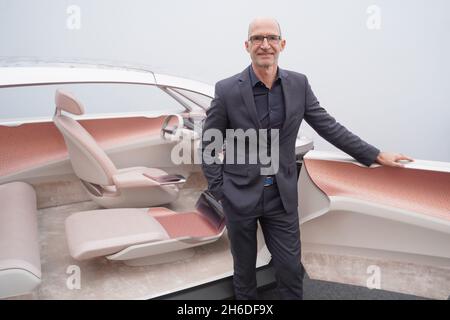 Potsdam, Deutschland. November 2021. VW-Chefdesigner Klaus Zyciora steht vor einer Autostudie im Volkswagen Design Center. Das 2005 eröffnete Volkswagen Design Center am Tiefen See ist nach einer Umstrukturierung die weltweit größte Werkstatt des Konzerns für die Zukunft. Wissenschaftler arbeiten hier an der Entwicklung von selbstfahrenden Autos. Quelle: Jörg Carstensen/dpa/Alamy Live News Stockfoto