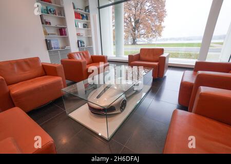 Potsdam, Deutschland. November 2021. Blick auf ein Porsche Design im Volkswagen Design Center. Das 2005 eröffnete Volkswagen Design Center am Tiefen See ist nach einer Umstrukturierung die weltweit größte Werkstatt des Konzerns für die Zukunft. Wissenschaftler arbeiten hier an der Entwicklung von selbstfahrenden Autos. Quelle: Jörg Carstensen/dpa/Alamy Live News Stockfoto