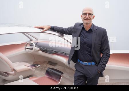 Potsdam, Deutschland. November 2021. VW-Chefdesigner Klaus Zyciora steht vor einer Autostudie im Volkswagen Design Center. Das 2005 eröffnete Volkswagen Design Center am Tiefen See ist nach einer Umstrukturierung die weltweit größte Werkstatt des Konzerns für die Zukunft. Wissenschaftler arbeiten hier an der Entwicklung von selbstfahrenden Autos. Quelle: Jörg Carstensen/dpa/Alamy Live News Stockfoto