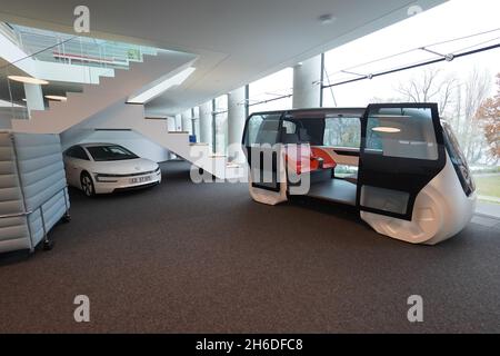 Potsdam, Deutschland. November 2021. Blick auf zwei Designskizzen im Volkswagen Design Center. Das 2005 eröffnete Volkswagen Design Center am Tiefen See ist nach der Restrukturierung die weltweit größte Werkstatt des Konzerns für die Zukunft. Wissenschaftler arbeiten hier an der Entwicklung von selbstfahrenden Autos. Quelle: Jörg Carstensen/dpa/Alamy Live News Stockfoto