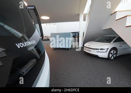 Potsdam, Deutschland. November 2021. Blick auf zwei Designskizzen im Volkswagen Design Center. Das 2005 eröffnete Volkswagen Design Center am Tiefen See ist nach der Restrukturierung die weltweit größte Werkstatt des Konzerns für die Zukunft. Wissenschaftler arbeiten hier an der Entwicklung von selbstfahrenden Autos. Quelle: Jörg Carstensen/dpa/Alamy Live News Stockfoto