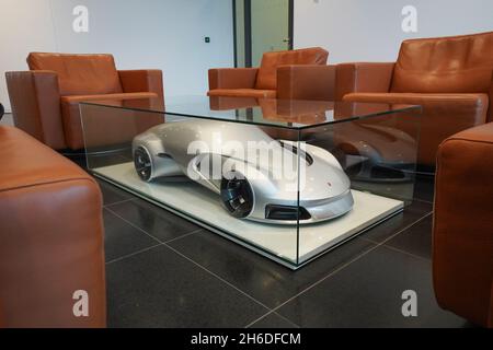 Potsdam, Deutschland. November 2021. Blick auf ein Porsche Design im Volkswagen Design Center. Das 2005 eröffnete Volkswagen Design Center am Tiefen See ist nach einer Umstrukturierung die weltweit größte Werkstatt des Konzerns für die Zukunft. Wissenschaftler arbeiten hier an der Entwicklung von selbstfahrenden Autos. Quelle: Jörg Carstensen/dpa/Alamy Live News Stockfoto