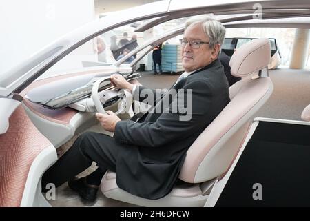 Potsdam, Deutschland. November 2021. Brandenburgs Wirtschaftsminister Jörg Steinbach (SPD) besucht das Volkswagen Design Center und nimmt Platz in einer Designstudie. Das 2005 eröffnete Volkswagen Design Center am Tiefen See ist nach der Restrukturierung die weltweit größte Werkstatt des Konzerns für die Zukunft. Wissenschaftler arbeiten hier an der Entwicklung von selbstfahrenden Autos. Quelle: Jörg Carstensen/dpa/Alamy Live News Stockfoto