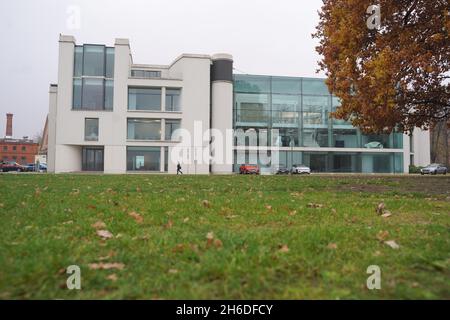 Potsdam, Deutschland. November 2021. Blick von außen auf das Volkswagen Design Center. Das 2005 eröffnete Volkswagen Design Center am Tiefen See ist nach der Restrukturierung die weltweit größte Werkstatt des Konzerns für die Zukunft. Wissenschaftler arbeiten hier an der Entwicklung von selbstfahrenden Autos. Quelle: Jörg Carstensen/dpa/Alamy Live News Stockfoto