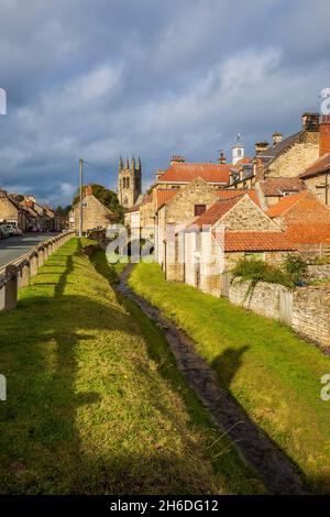 Entlang des Borough Beck in Helmsley im North York Moors National Park, Yorkshire, England Stockfoto