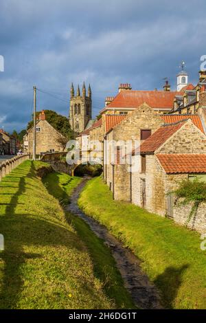 Entlang des Borough Beck in Helmsley im North York Moors National Park, Yorkshire, England Stockfoto