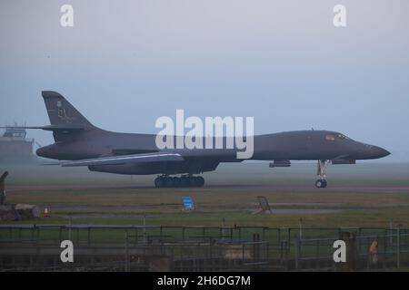 Fairford, Großbritannien. November 2021. Die letzten beiden strategischen Bomber der US Air Force B-1 verlassen RAF Fairford, um nach Abschluss ihrer Bomber-Task Force-Mission in Europa in die USA zurückzukehren. Quelle: Uwe Deffner/Alamy Live News Stockfoto