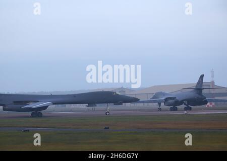 Fairford, Großbritannien. November 2021. Die letzten beiden strategischen Bomber der US Air Force B-1 verlassen RAF Fairford, um nach Abschluss ihrer Bomber-Task Force-Mission in Europa in die USA zurückzukehren. Quelle: Uwe Deffner/Alamy Live News Stockfoto