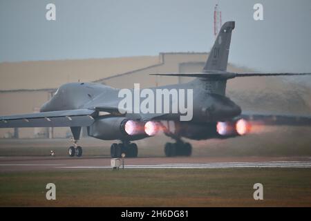 Fairford, Großbritannien. November 2021. Die letzten beiden strategischen Bomber der US Air Force B-1 verlassen RAF Fairford, um nach Abschluss ihrer Bomber-Task Force-Mission in Europa in die USA zurückzukehren. Quelle: Uwe Deffner/Alamy Live News Stockfoto