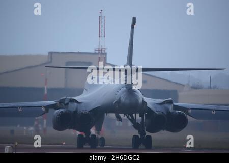 Fairford, Großbritannien. November 2021. Die letzten beiden strategischen Bomber der US Air Force B-1 verlassen RAF Fairford, um nach Abschluss ihrer Bomber-Task Force-Mission in Europa in die USA zurückzukehren. Quelle: Uwe Deffner/Alamy Live News Stockfoto