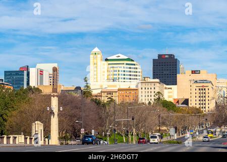 Adelaide, Australien - 4. August 2019: King William Street mit Autos und die Stadt im Hintergrund an einem Tag von der Brücke aus gesehen Stockfoto