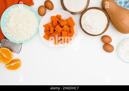 Schritt-für-Schritt-Rezept für Kürbiskuchenauflauf in Form eines Zebra, orange Herbstkuchen mit Orange. Zutaten für Kürbiskuchen sind ab th sichtbar Stockfoto