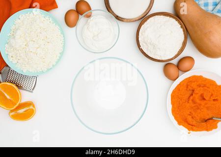 Schritt-für-Schritt-Rezept für Kürbiskuchenauflauf in Form eines Zebra, orange Herbstkuchen mit Orange. Zutaten für Kürbiskuchen sind ab th sichtbar Stockfoto