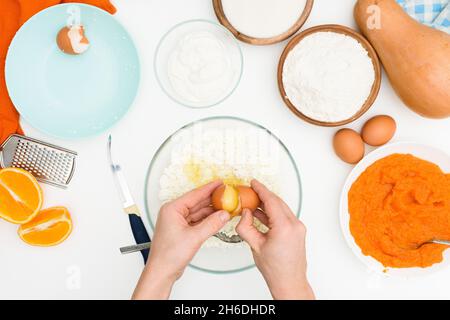 Schritt-für-Schritt-Rezept für Kürbiskuchen Kasserolle in Form eines Zebras, orangefarbener Herbstkuchen mit Orange. Mischzutaten für Kürbiskuchen Draufsicht. Stockfoto