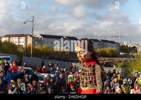 Sturm  - die Göttin des Meeres trifft im Rahmen der COP26 in Govan Glasgow auf den kleinen Amal. Riesige Marionetten Stockfoto