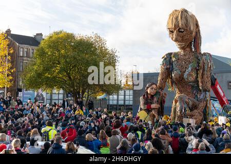 Sturm  - die Göttin des Meeres trifft im Rahmen der COP26 in Govan Glasgow auf den kleinen Amal. Riesige Marionetten Stockfoto