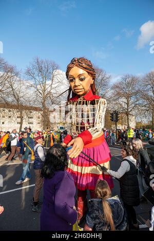 Sturm  - die Göttin des Meeres trifft im Rahmen der COP26 in Govan Glasgow auf den kleinen Amal. Riesige Marionetten Stockfoto