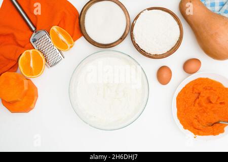 Schritt-für-Schritt-Rezept für Kürbiskuchenauflauf in Form eines Zebra, orange Herbstkuchen mit Orange. Zutaten für Kürbiskuchen sind ab th sichtbar Stockfoto