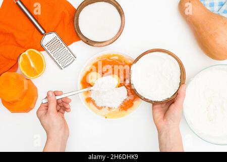 Schritt-für-Schritt-Rezept für Kürbiskuchen Kasserolle in Form eines Zebras, orangefarbener Herbstkuchen mit Orange. Mischzutaten für Kürbiskuchen Draufsicht. Stockfoto