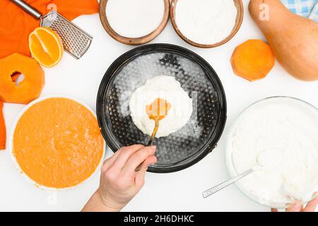 Schritt-für-Schritt-Rezept für Kürbis Quark Auflauf in Form eines Zebras, Herbstkuchen mit Orange. Zutaten für Kürbiskuchen Draufsicht. Ort Alternatel Stockfoto