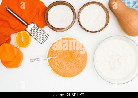 Schritt-für-Schritt-Rezept für Kürbiskuchenauflauf in Form eines Zebra, orange Herbstkuchen mit Orange. Zutaten für Kürbiskuchen sind ab th sichtbar Stockfoto