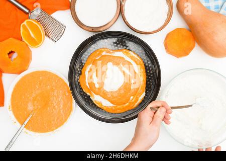 Schritt-für-Schritt-Rezept für Kürbis Quark Auflauf in Form eines Zebras, Herbstkuchen mit Orange. Zutaten für Kürbiskuchen Draufsicht. Ort Alternatel Stockfoto