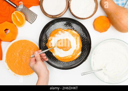 Schritt-für-Schritt-Rezept für Kürbis Quark Auflauf in Form eines Zebras, Herbstkuchen mit Orange. Zutaten für Kürbiskuchen Draufsicht. Ort Alternatel Stockfoto