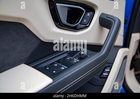 Interieur des modernen Autos. Seitliche Türknöpfe: Fenster, Spiegeleinstellknöpfe, Türschloss. Auto drinnen. Stockfoto