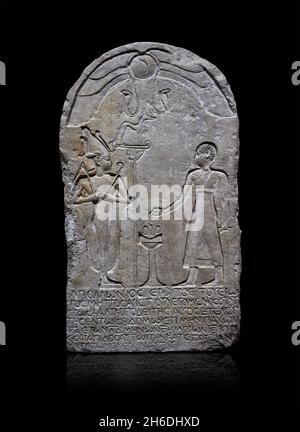 Römisch-ägyptisch gewölbte Grabstele von Appolonios. Ist Cent AD, gefunden in Abydos el-Madfouna Ägypten, Louvre Museum N 328. Anbetungsszene; Mann trägt Stockfoto